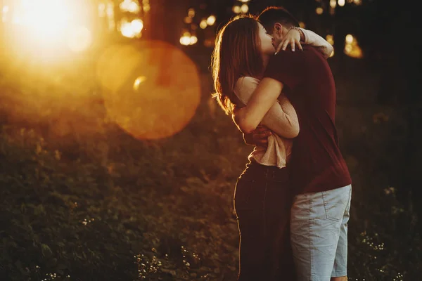 Sidovy Casual Älskande Par Embracing Medan Stående Grön Park Med — Stockfoto