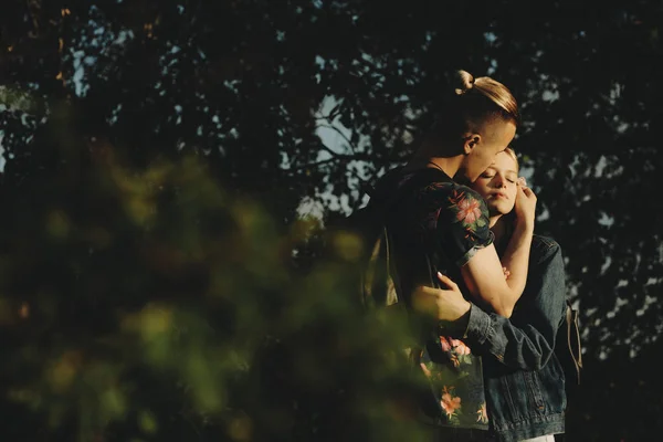 Vista Laterale Giovane Romantico Uomo Donna Piedi Abbracciare Nella Natura — Foto Stock