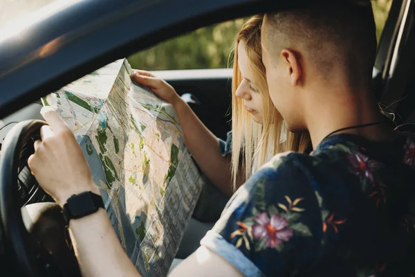 Zijaanzicht Van Paar Zitten Auto Navigeren Met Papieren Kaart — Stockfoto