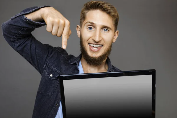 Guapo Joven Chaqueta Mezclilla Sonriendo Mirando Cámara Mientras Está Pie — Foto de Stock