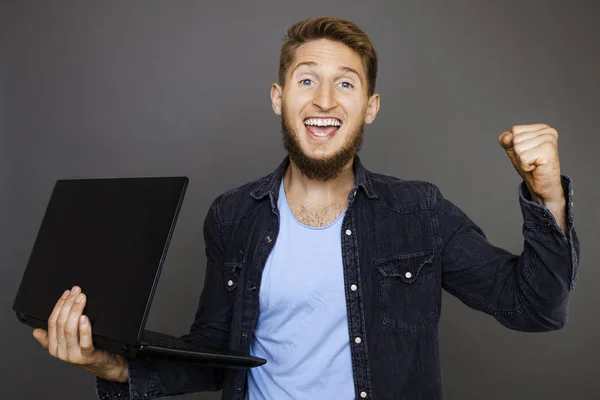 Bonito Barbudo Cara Com Laptop Moderno Olhando Para Câmera Gesticulando — Fotografia de Stock