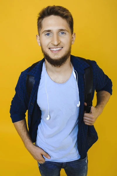 Jovem Bonito Com Mochila Fones Ouvido Sorrindo Olhando Para Câmera — Fotografia de Stock