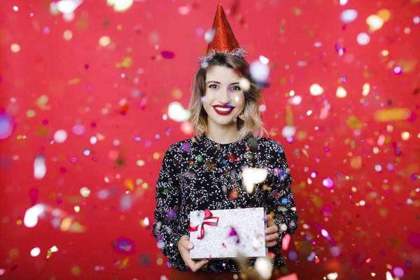 Joven Mujer Sonriente Gorra Festiva Pie Bajo Caída Confeti Con — Foto de Stock