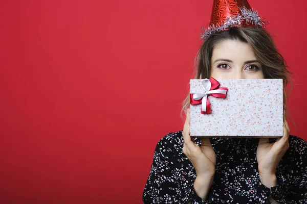 Jovem Mulher Bonita Camisa Gorro Festivo Segurando Presente Natal Envolto — Fotografia de Stock