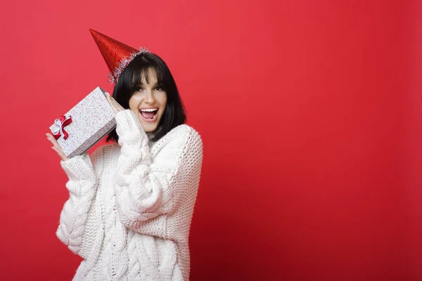 Mujer Joven Emocionada Suéter Punto Sosteniendo Caja Regalo Navidad Mirando — Foto de Stock