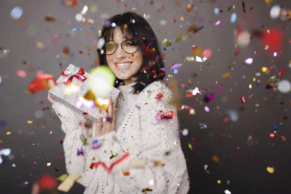 Mulher Sorridente Suéter Segurando Caixa Presente Confete Caindo Colorido — Fotografia de Stock