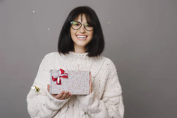 Mujer Joven Sonriente Suéter Sosteniendo Caja Regalo Navidad Mirando Cámara — Foto de Stock