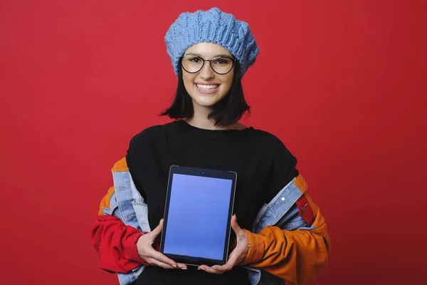 Wesoły Kobieta Kolorowy Płaszcz Trzymając Tablet Pusty Niebieski Ekran Patrząc — Zdjęcie stockowe