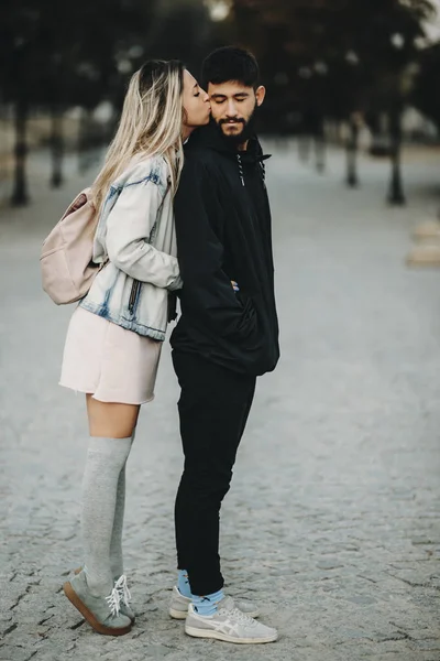 Vista Lateral Mulher Abraçando Homem Volta Enquanto Está Rua Beijando — Fotografia de Stock