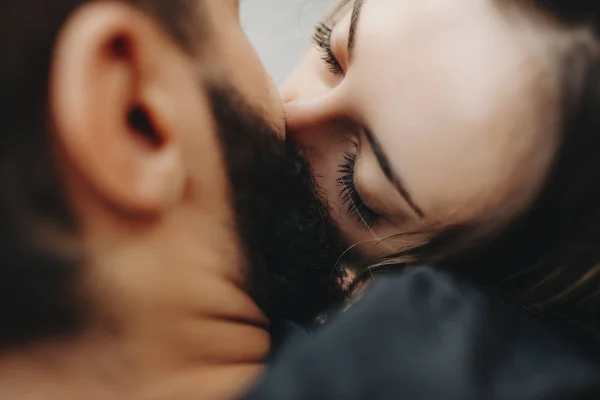 Gröda Från Ovanstående Närbild Skäggig Man Kyssas Med Ung Kvinna — Stockfoto