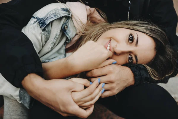 Joven Mujer Rubia Brazos Hombre Cosecha Sentado Los Escalones Sonriendo —  Fotos de Stock