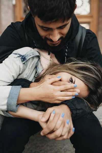 Bebaarde Man Zittend Stappen Omhelzing Met Jonge Vrouw Met Plezier — Stockfoto