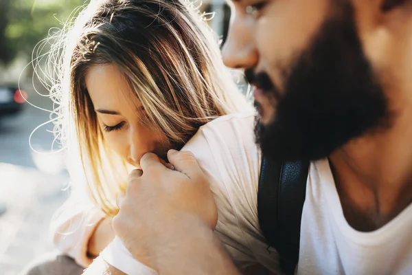 Mulher Loira Bonita Abraçando Homem Barbudo Com Amor Olhos Fechados — Fotografia de Stock