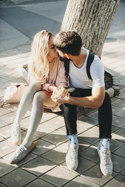 Romantische Stilvolle Frau Und Bärtiger Mann Sitzen Auf Dem Bürgersteig — Stockfoto