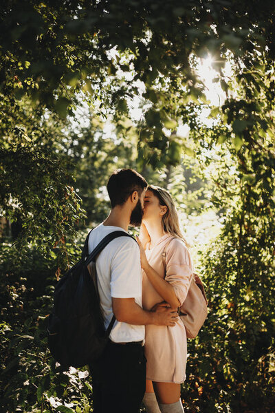 Side View Romantic Young Couple Backpack Standing Green Sunny Garden — Stock Photo, Image