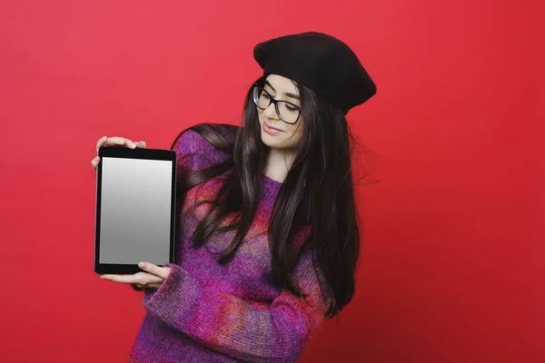Bastante Joven Traje Elegante Gafas Sonriendo Demostrado Tableta Moderna Con — Foto de Stock