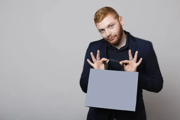 Aantrekkelijke Man Met Gember Baard Eenvoudige Papieren Zak Houden Kijken — Stockfoto