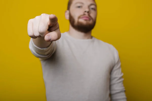 Bonito Jovem Com Barba Gengibre Fazendo Rosto Irritado Enquanto Posando — Fotografia de Stock