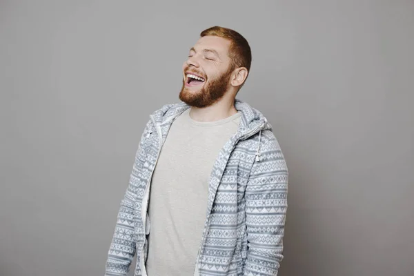 Atrakcyjny Mężczyzna Rude Włosy Utrzymanie Oczy Zamknięte Śmiejąc Się Stojąc — Zdjęcie stockowe