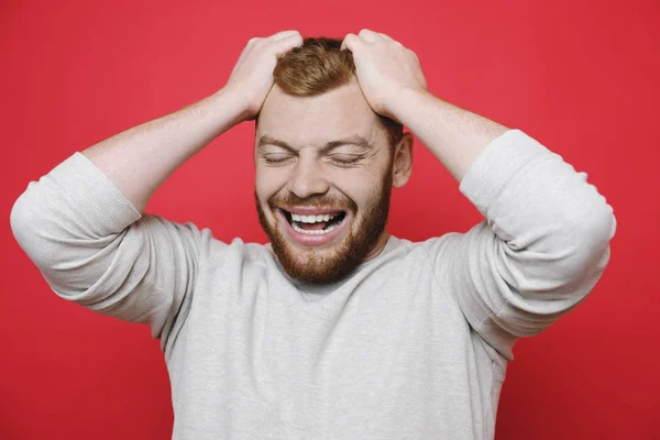 Barbudo Cara Rasgando Cabelo Chorando Enquanto Estava Fundo Vermelho Brilhante — Fotografia de Stock