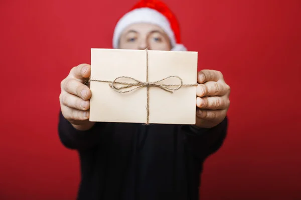 Hombre Borroso Sombrero Navidad Mirando Cámara Dando Envuelto Caja Regalo — Foto de Stock