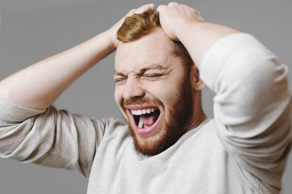 Schöner Mann Reißt Ingwerhaare Und Schreit Stress Während Auf Grauem — Stockfoto