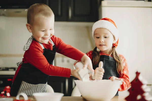 Contenido Niño Adorable Verter Harina Tazón Masa Galletas Ayudar Hermana — Foto de Stock