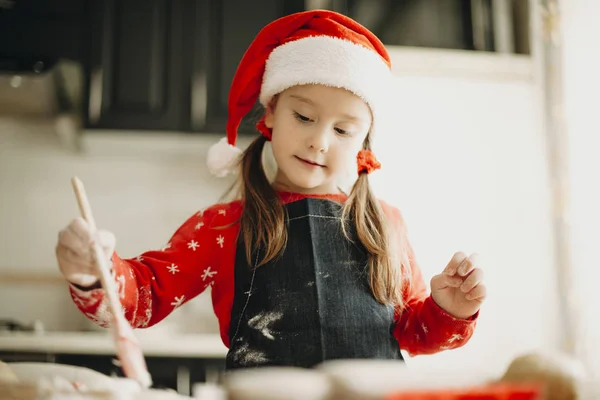 Desde Abajo Toma Chica Encantadora Delantal Sombrero Navidad Con Cepillo — Foto de Stock