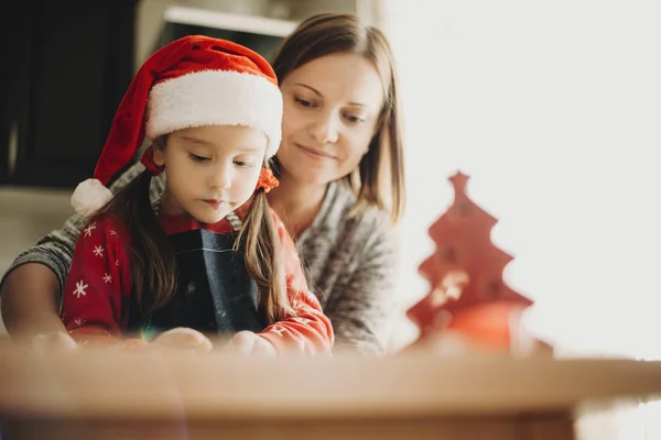 Hermosa Mujer Chica Encantadora Sombrero Navidad Sentado Mesa Cocina Preparación — Foto de Stock