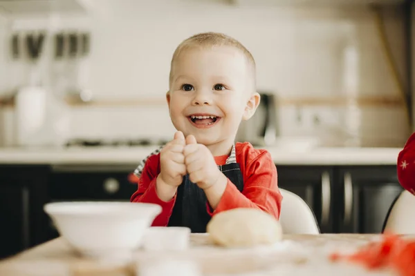 Menino Adorável Rindo Olhando Para Longe Enquanto Sentado Mesa Cozinha — Fotografia de Stock