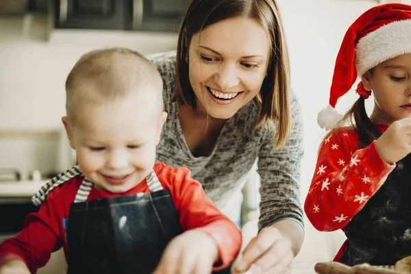 Donna Eccitata Con Adorabile Bambino Ragazza Babbo Natale Che Fanno — Foto Stock