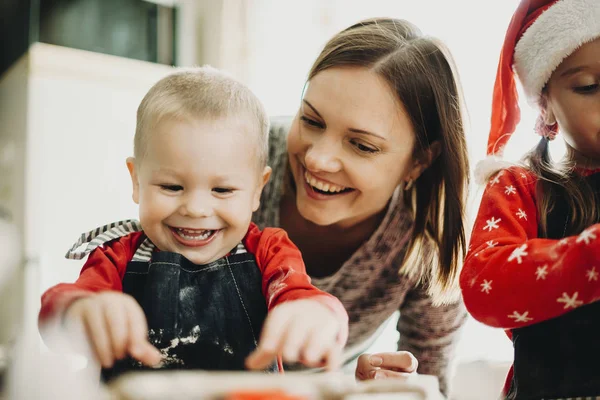 Śmiejąc Się Toddler Chłopiec Siostrą Matką Dokonywanie Ciasteczka Wakacje Christmas — Zdjęcie stockowe