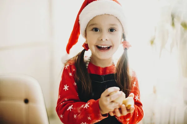 Affascinante Ragazza Cappello Babbo Natale Maglione Che Tiene Pezzo Pasta — Foto Stock