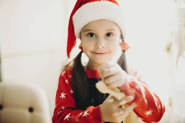 Bonita Niña Con Colas Con Sombrero Santa Sonriendo Cámara Sosteniendo — Foto de Stock