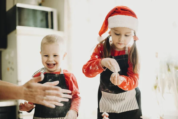 Ευτυχισμένος Βρεφικό Αγόρι Και Μικρό Κορίτσι Στο Καπέλο Santa Διασκεδάζοντας — Φωτογραφία Αρχείου