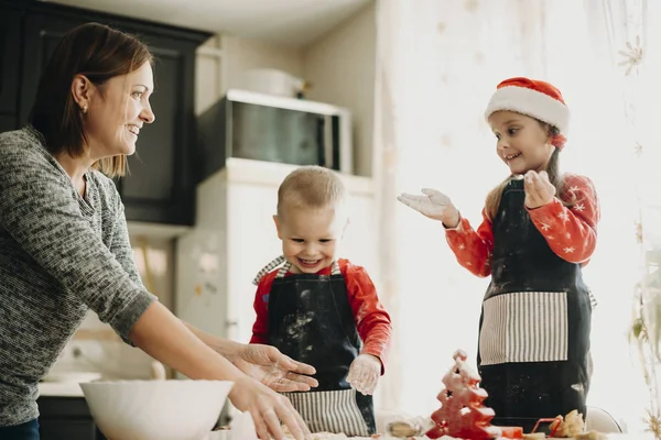 Emocionados Niños Pequeños Con Madre Feliz Haciendo Galletas Vacaciones Mesa — Foto de Stock