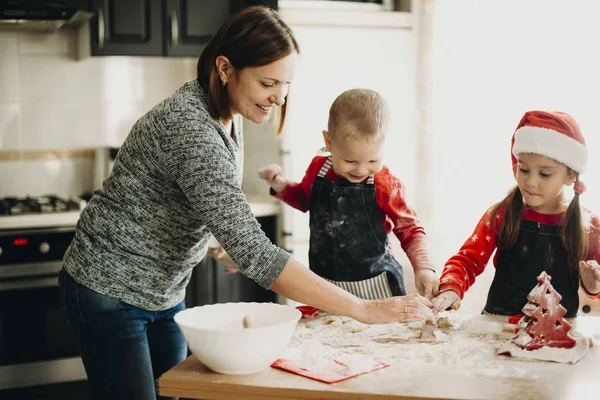 Sorridente Donna Adulta Con Adorabile Bambino Ragazza Cappello Santa Preparazione — Foto Stock