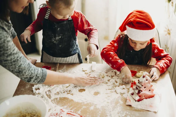 Mujer Las Cosechas Ayudando Los Niños Adorables Fabricación Galletas Navidad —  Fotos de Stock