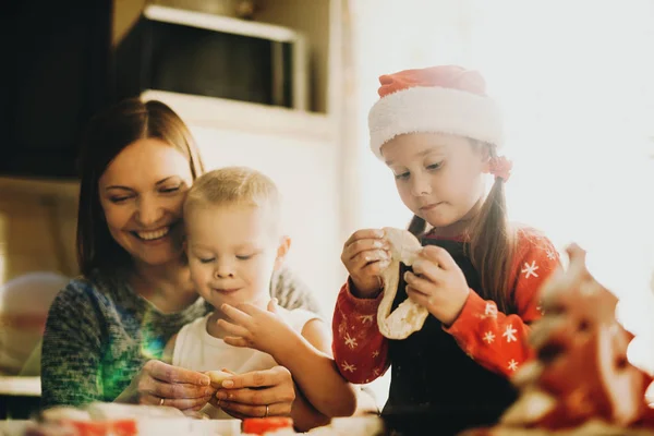 Wesoły Kobieta Urocza Mały Chłopiec Dziewczynka Santa Hat Dokonywanie Ciasteczka — Zdjęcie stockowe