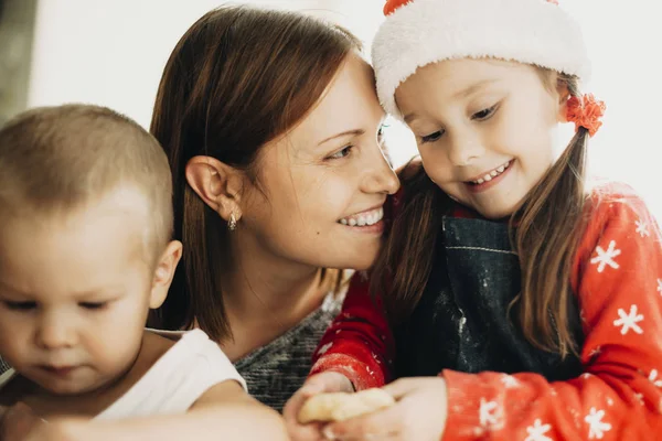 Mujer Feliz Abrazando Adorable Niña Niño Mientras Preparan Galletas Navidad — Foto de Stock