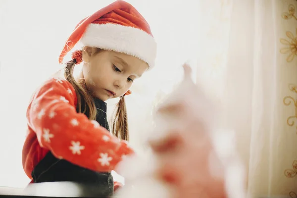 Adorable Niña Concentrada Sombrero Navidad Ayudando Cocina — Foto de Stock