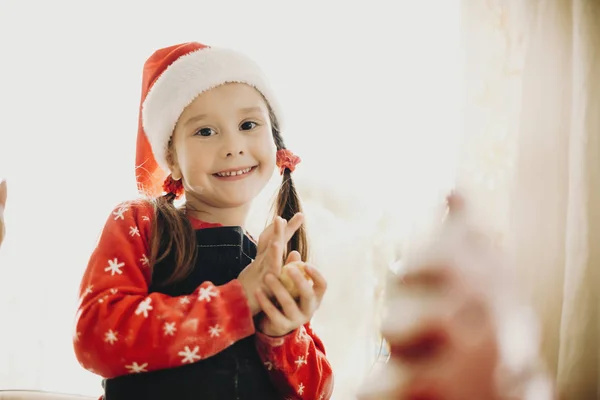 Adorable Niña Sombrero Navidad Sonriendo Mirando Cámara — Foto de Stock