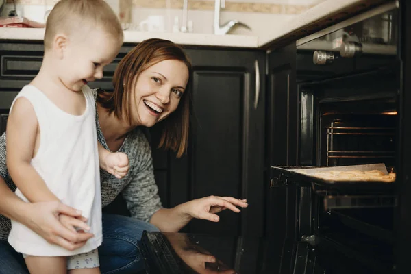 Vista Lateral Mãe Alegre Menino Bonito Forno Aberto Com Biscoitos — Fotografia de Stock