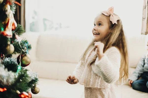 Vista Laterale Della Ragazza Eccitata Carina Guardando Albero Natale Decorato — Foto Stock