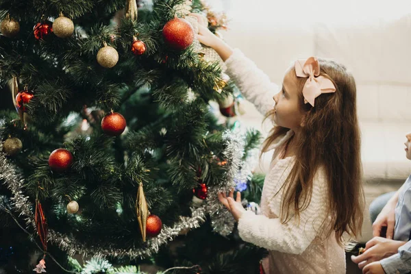 Μερική Άποψη Του Νεαρό Κορίτσι Βάζοντας Μπάλα Διακοσμώντας Χριστουγεννιάτικο Δέντρο — Φωτογραφία Αρχείου