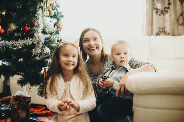 Χαμογελαστός Γυναίκα Αγόρι Και Κορίτσι Που Κάθεται Στο Στολισμένο Χριστουγεννιάτικο — Φωτογραφία Αρχείου