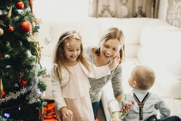 Madre Felice Bambini Sorridenti Che Divertono All Albero Natale Decorato — Foto Stock