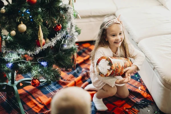 Joyeux Jeune Fille Avec Boîte Cadeau Sapin Noël Dans Salon — Photo