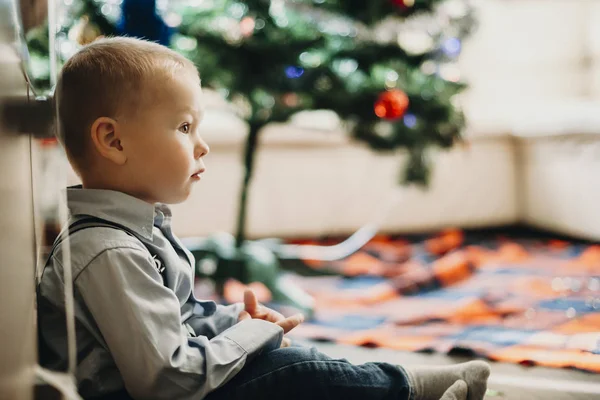 Boční Pohled Chlapce Rozkošný Promyšlené Batole Sedí Vánočního Stromu Hledat — Stock fotografie