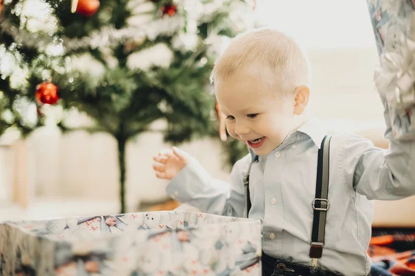 Очаровательный Малыш Футболке Подтяжках Открывающий Подарочную Коробку Подарком Рождество — стоковое фото